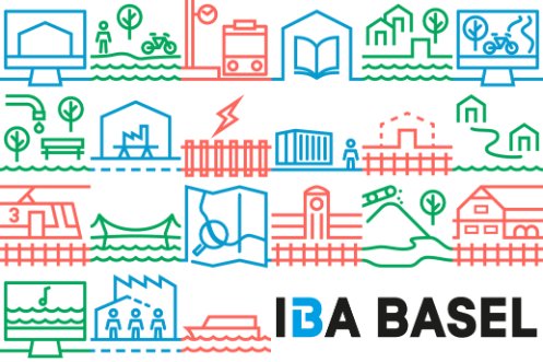 Umgeben von sitzenden Zuhörern stehen IBA Präsident Hans-Peter Wessels und Politiker und Experten der Region an drei Stehtischen und diskutieren im Rahmen der IBA Projektschau 2013. Auf dem Boden ist auf einer runden Gummimatte die IBA Projektlandschaft abgebildet. (Copyright IBA Basel 2020)